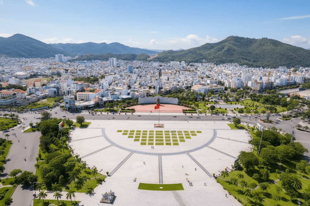Quy Nhon Square is located right by the seaside and is a bustling spot where tourists gather for nighttime leisure activities